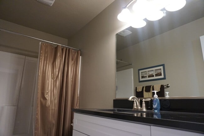 Building Photo - 3 Bedroom Midvale Neighborhood Home