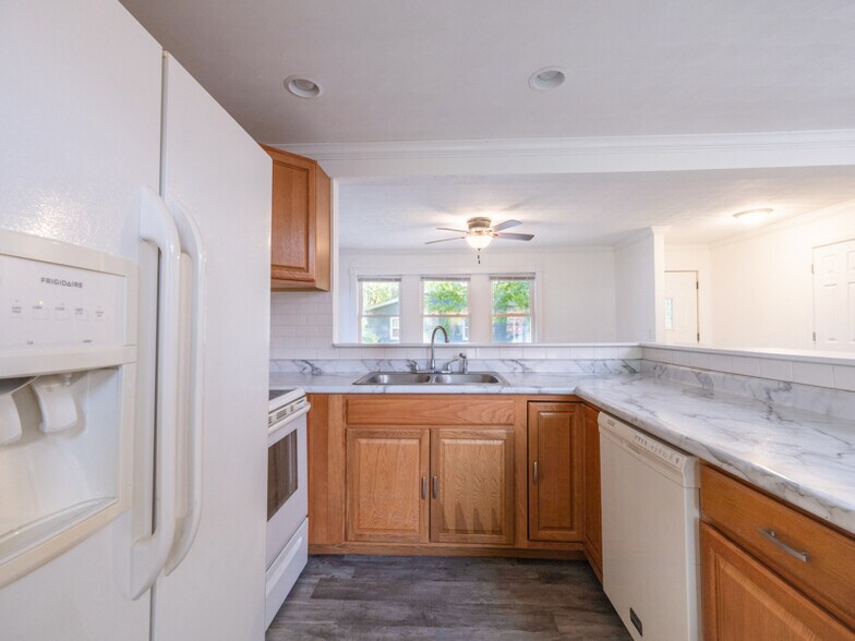 Building Photo - 211 Sharen St