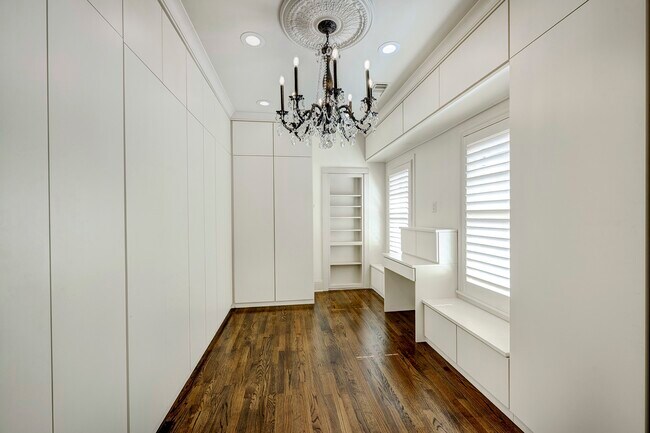 Building Photo - 5124 Chevy Chase Dr
