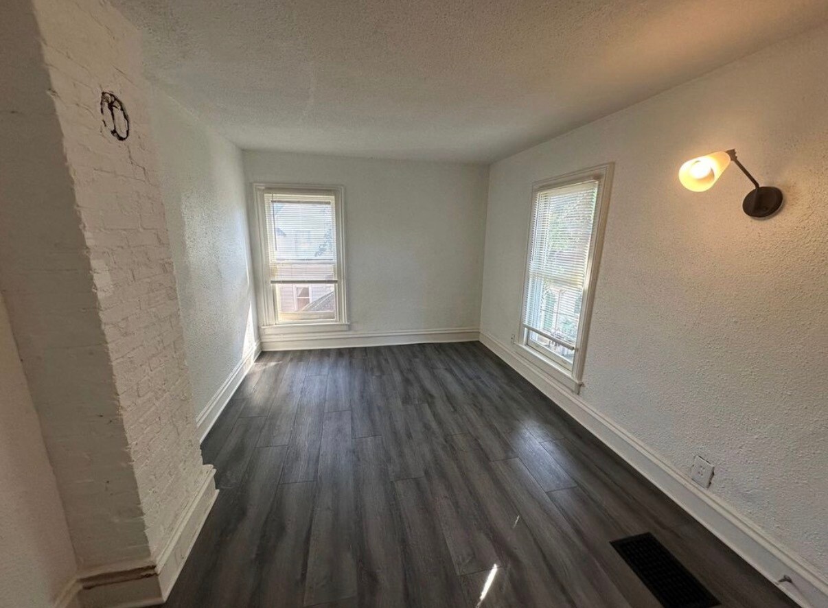 Building Photo - 213 Rose Pl
