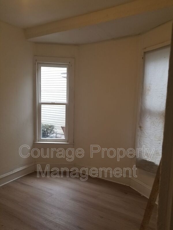 Building Photo - 514 W 1st St