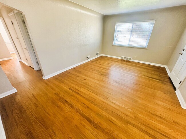 Building Photo - 3 Bed 1 Bath Ranch in North Park Hill! (Av...