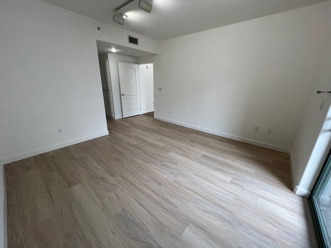 Building Photo - $3,595 - Beautiful and Spacious Downtown San Jose 2bd/2ba Condo in a Luxury Complex Next To SJSU