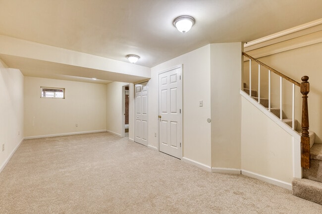 Building Photo - 625 Glynock Plz