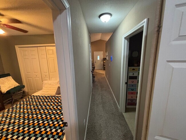 Building Photo - Beautiful Ogden home close to Fort Riley!