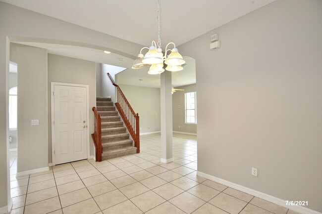 Building Photo - Gorgeous 4/2.5 Home with a 2 Car Garage Lo...