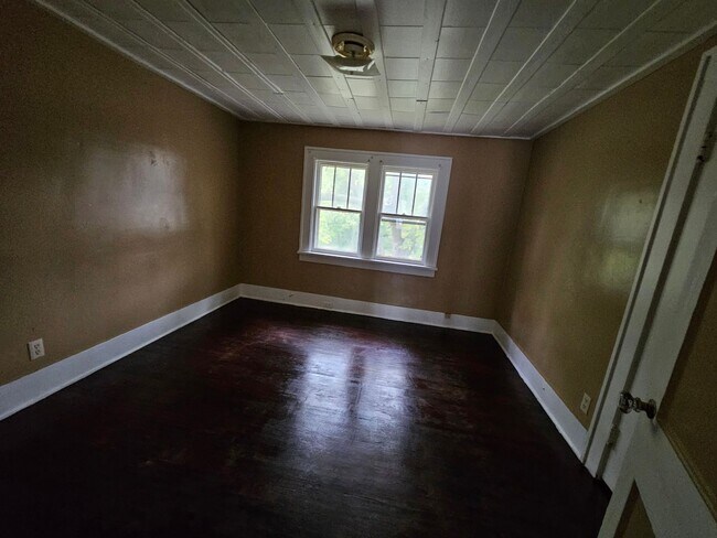 Building Photo - 3 Bedroom Home