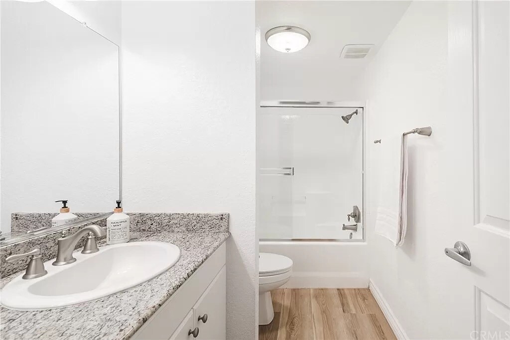 primary bathroom - 838 Pine Ave