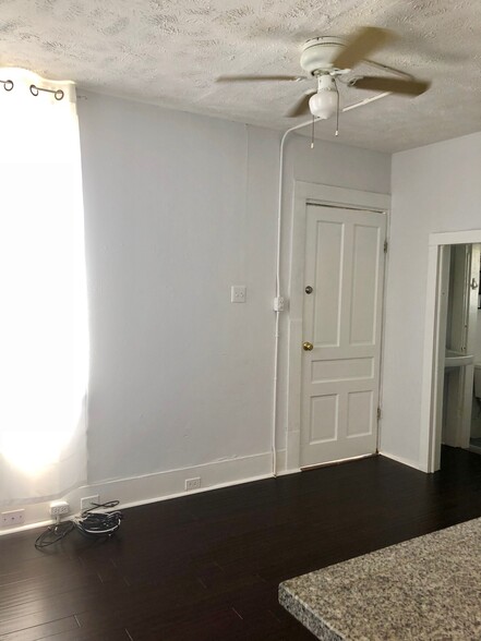 Building Photo - 915 11th St