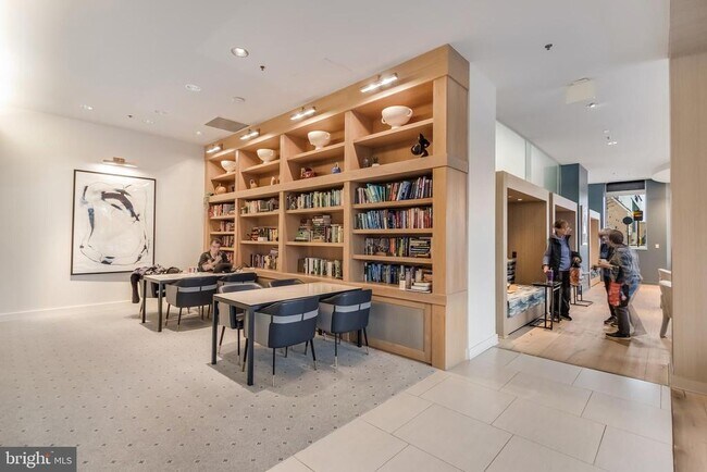 Building Photo - 5750 Bou Ave