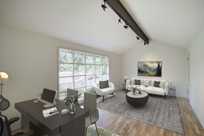 Building Photo - 4Bd/2.5Ba Clyde Hill Home