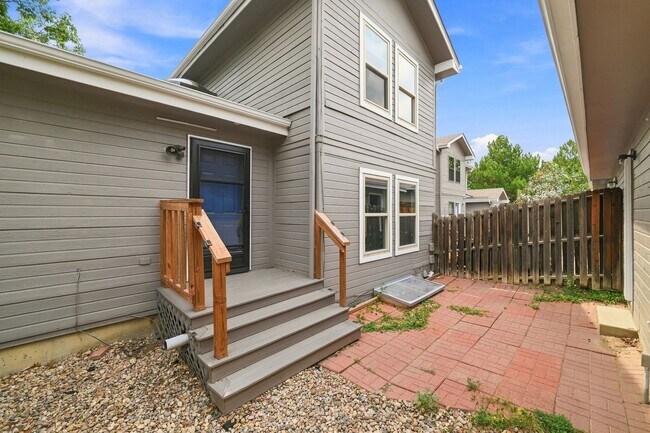 Building Photo - 3 bed, 3 full bath - perfect for roommates!