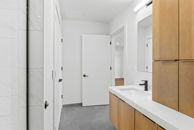 Building Photo - Upscale 1BR Apt in Burlington - 5th Floor ...