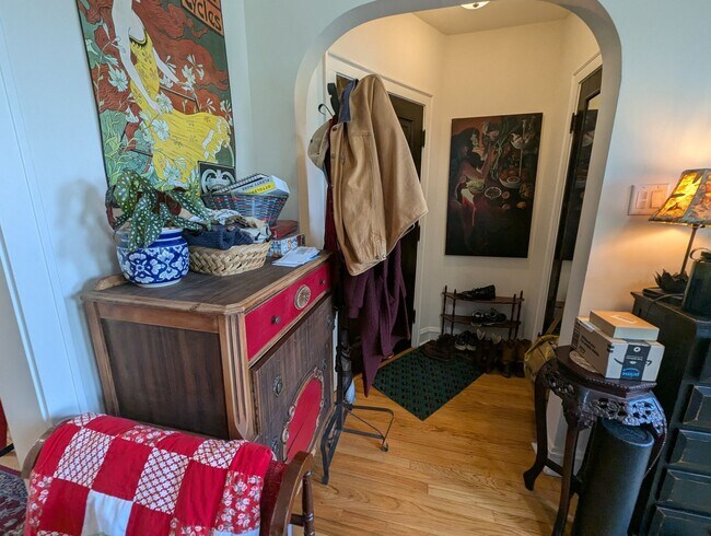 Building Photo - Newly Renovated 1 Bedroom in Rogers Park/L...