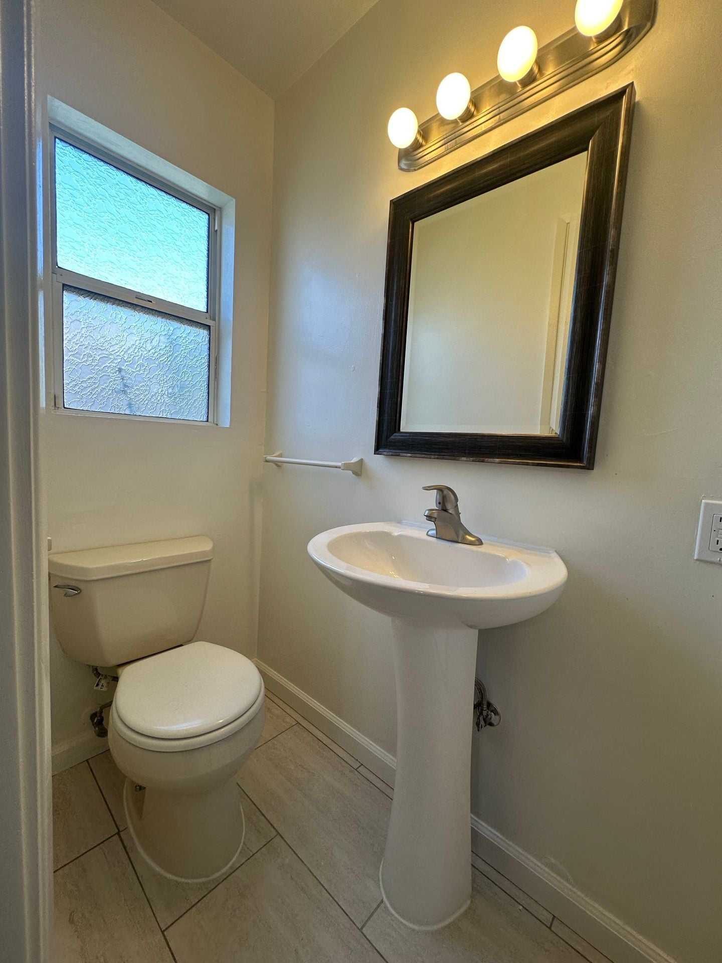 Building Photo - 9856 La Rosa Dr