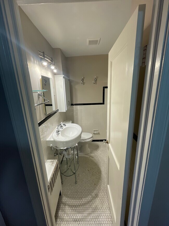 Building Photo - 906 Pine Heights Ave