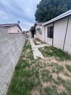 Building Photo - 379 Roberts Ave