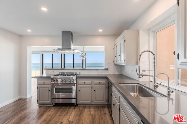 Building Photo - 2308 The Strand