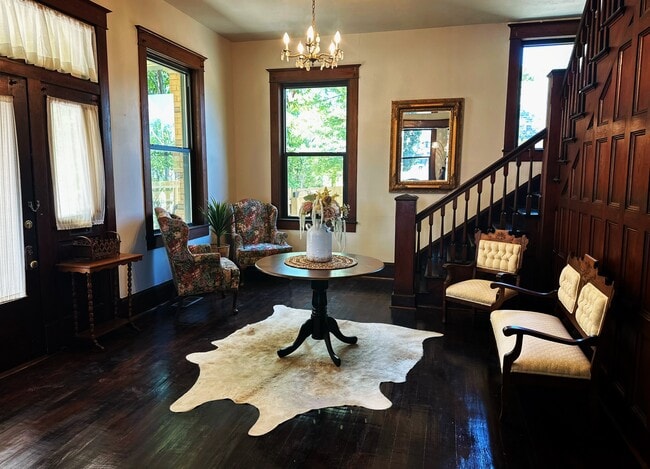 Building Photo - 406 W 1st St