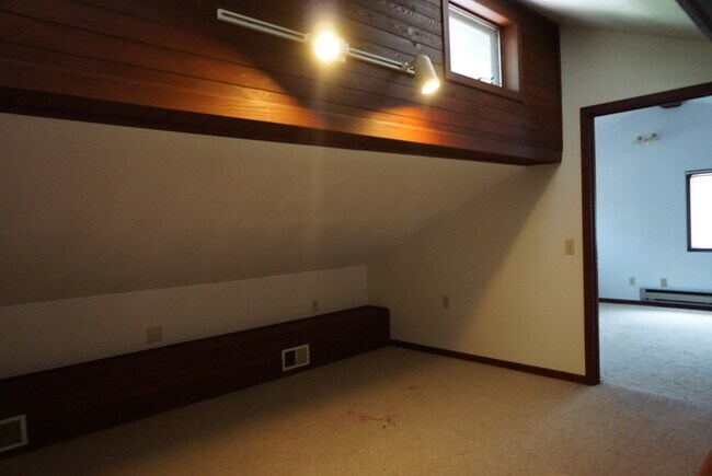 Building Photo - 2 BEDROOM HOUSE