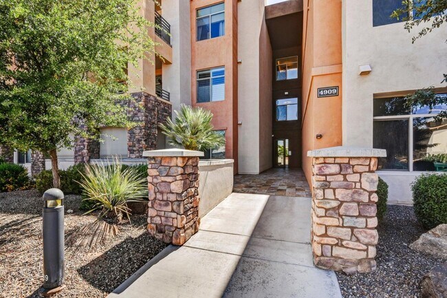 Building Photo - 4909 N Woodmere Fairway