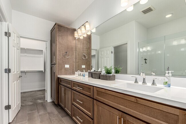 Building Photo - Luxury 2BR + Den Townhome in Amenity-Packed Community - Encanterra