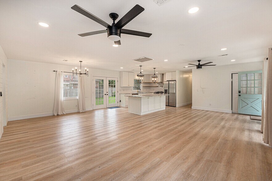 Living/dining area - 1816 Gippy Ln