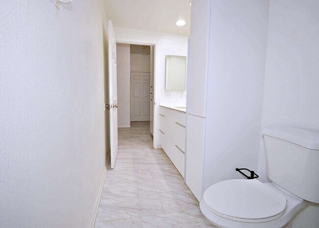 Building Photo - 5/3 Stunner in Cathedral City