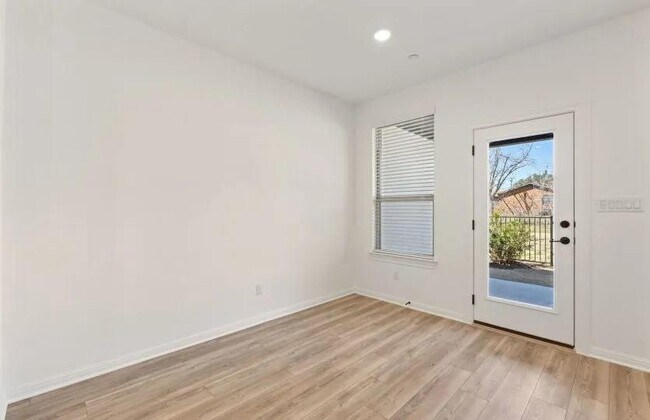 Building Photo - 2725 Woodall Dr