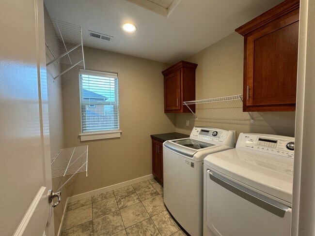 Building Photo - Well maintained, updated 3 bedroom home in quiet neighborhood