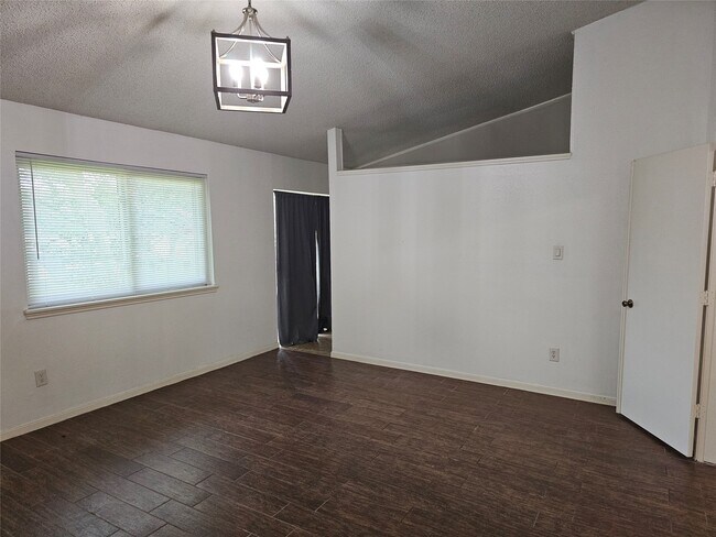 Building Photo - 221 Palm Aire Dr