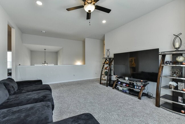 Building Photo - 6306 Golden Gate Dr