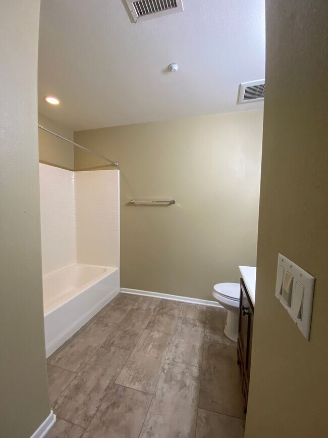 Building Photo - Victoria Gardens Three Bedroom Condo