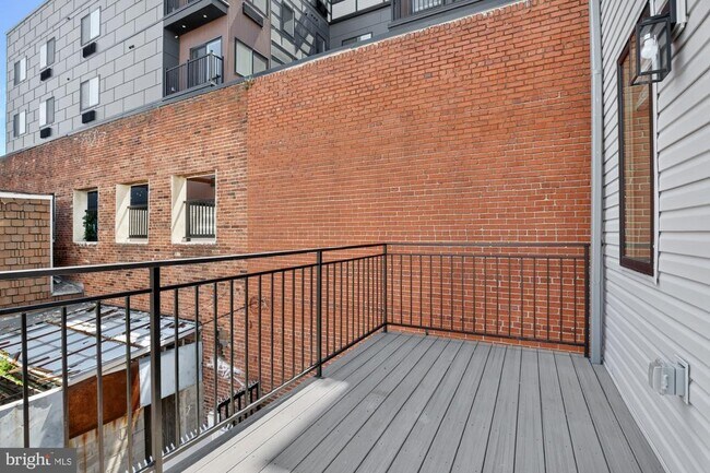 Building Photo - 1843 E Hazzard St