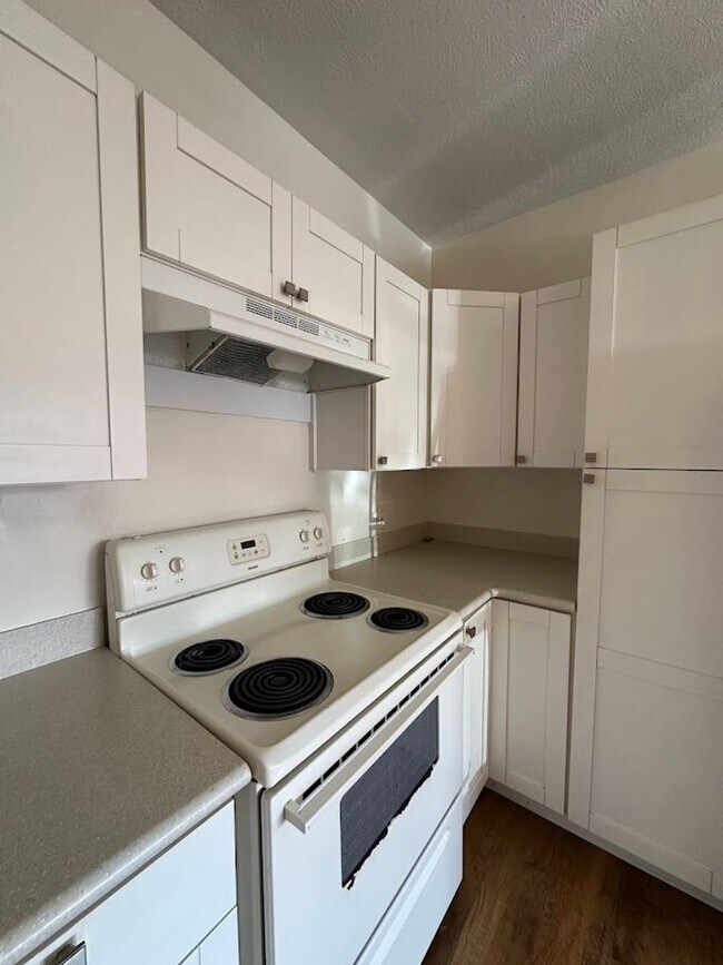 Building Photo - Nuuanu Pali Ground floor 3 bed, 1 ba including utilities and parking stall, pet negotiable