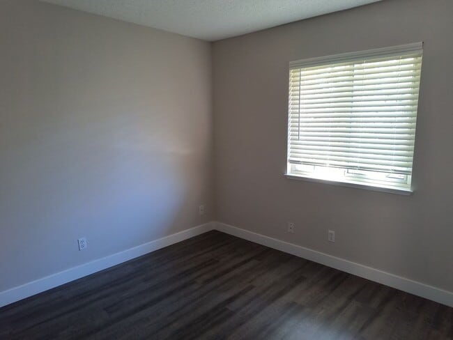 Building Photo - Newley Updated 4 bedroom, 2.5 bathroom Townhome in Citrus Heights!!!