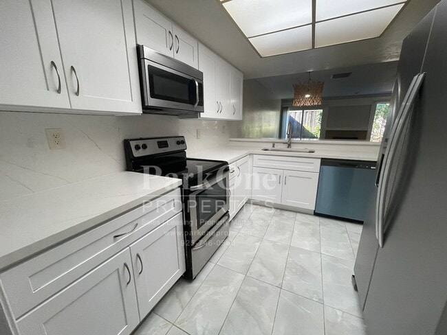 Building Photo - Spacious Town house in Pleasant Hill Now Available!