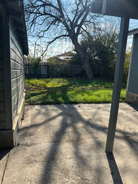 Building Photo - 3224 W Houston St