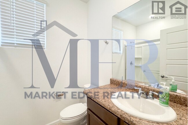 Building Photo - 4Bed/4Bath House w/2 Car Gar in Tucson! $1...