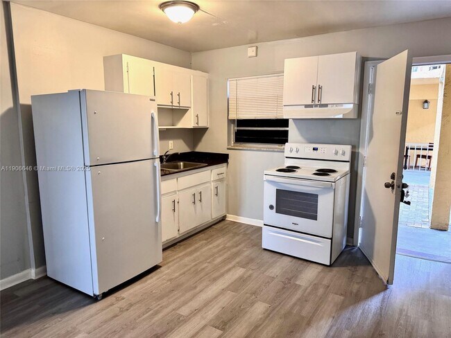 Building Photo - 6840 Pembroke Rd