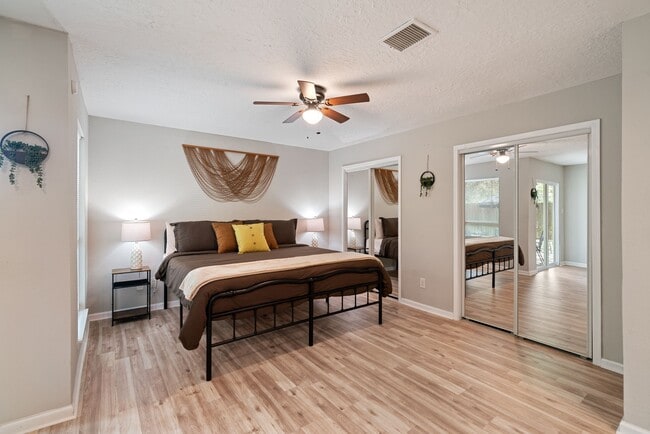 Building Photo - 2523 Village Oak Dr.