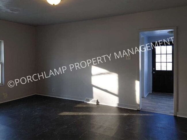 Building Photo - 403 E Broadway Ave