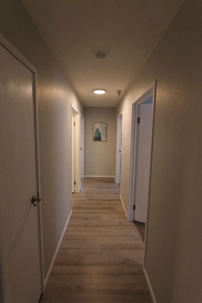 Building Photo - Spacious first floor one bedroom with mode...