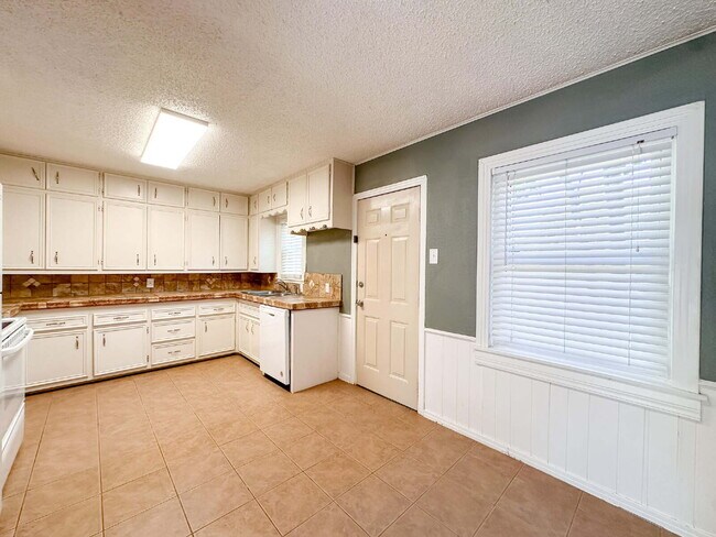 Building Photo - 2-bedroom, 1-bath home in Maxey Park!
