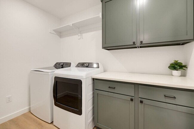 Building Photo - 738 N 5th St