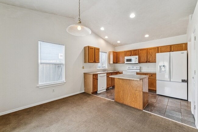 Building Photo - 13402 W Persimmon St