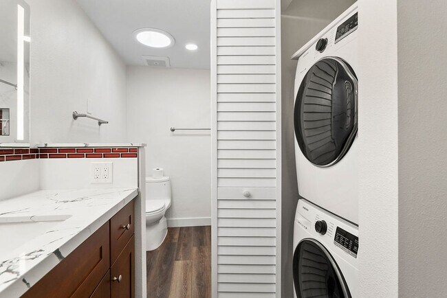 Building Photo - Updated Upper Level One Bedroom Condo in Laguna Woods!