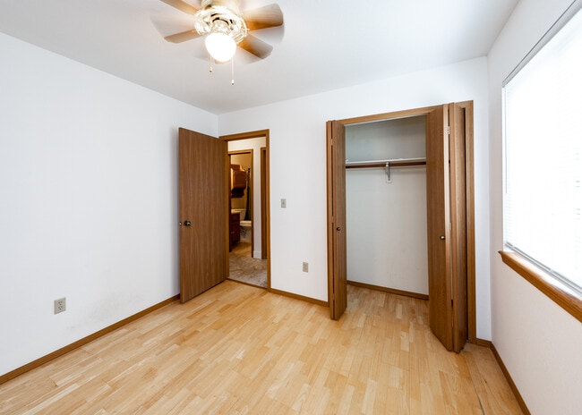 Building Photo - 838 Daffodil St