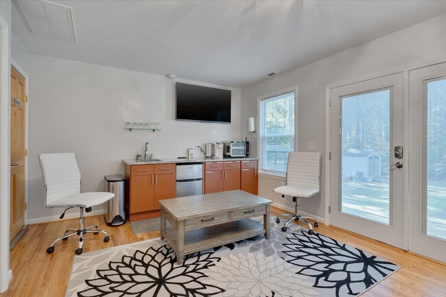 Building Photo - 824 Warren Ave