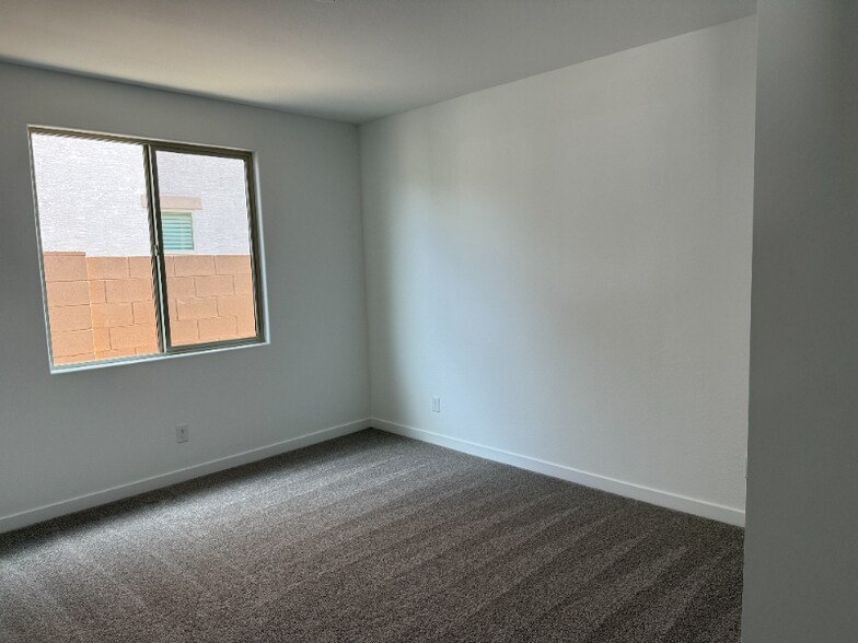 Building Photo - 40563 W Michaels Dr